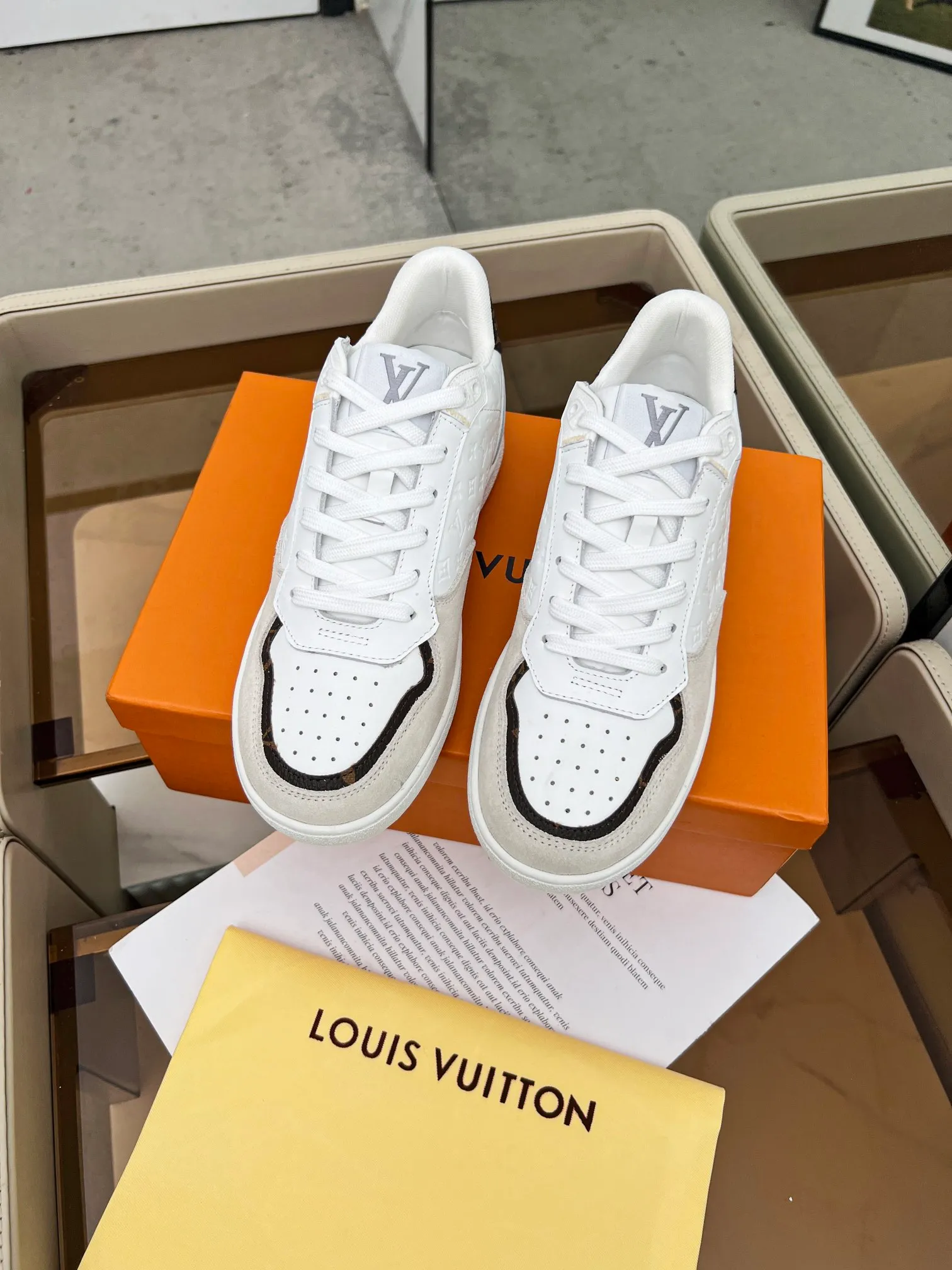 👟👟Ex-factory price 580👟👟 The new designs and colors on the v official website are updated simultaneously. This LV Stadium sneaker uses faded effect Monogram denim to perform a retro design, and is elegantly trimmed with plain leather and suede cow leather. LV lettering on the tongue and Louis Vuitton Paris embossed logo on the rubber outsole confirm the brand's identity. Code number: 36#-42# (35# 42# can be customized)